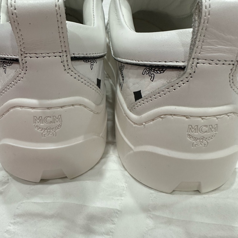 Sneakers - Picture 4 of 7